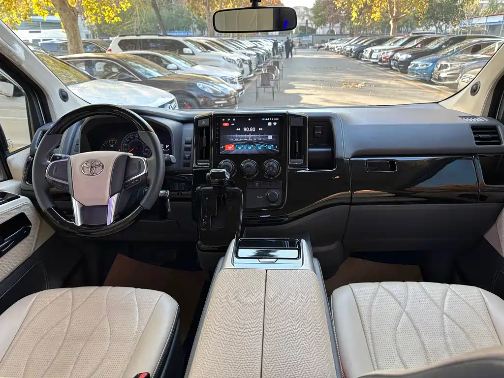 Toyota Hiace 2023 — фото 13