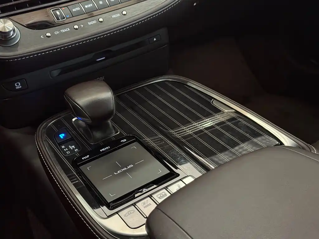 Lexus LS 2018 — фото 15