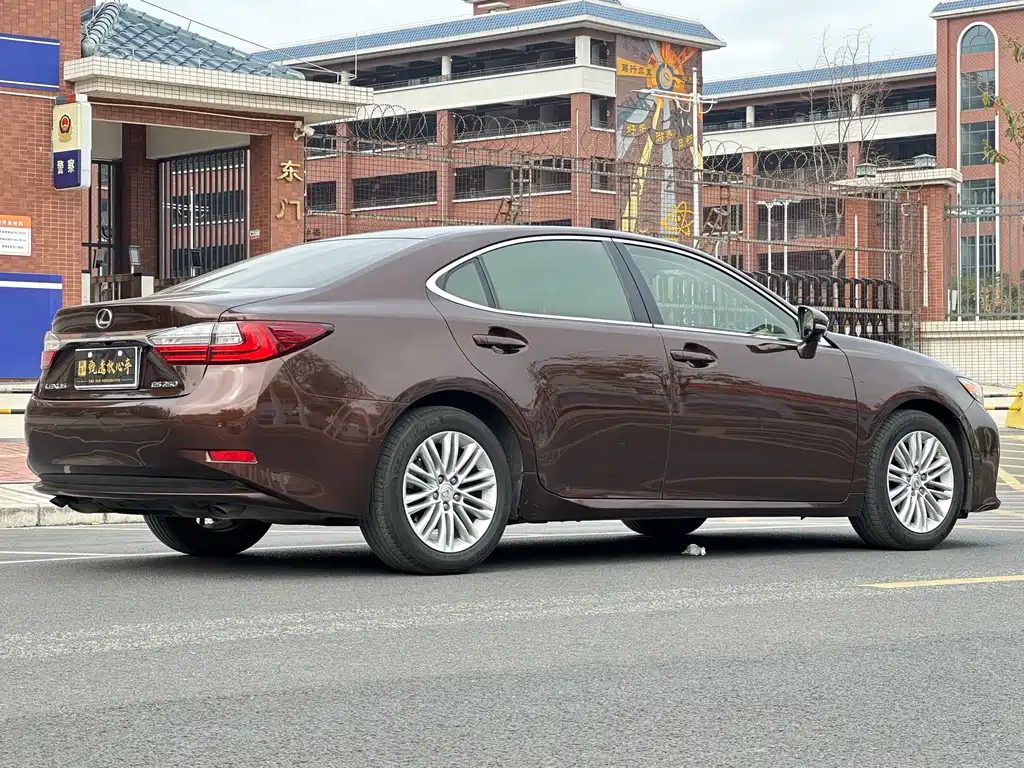 Lexus ES 2017 — фото 5