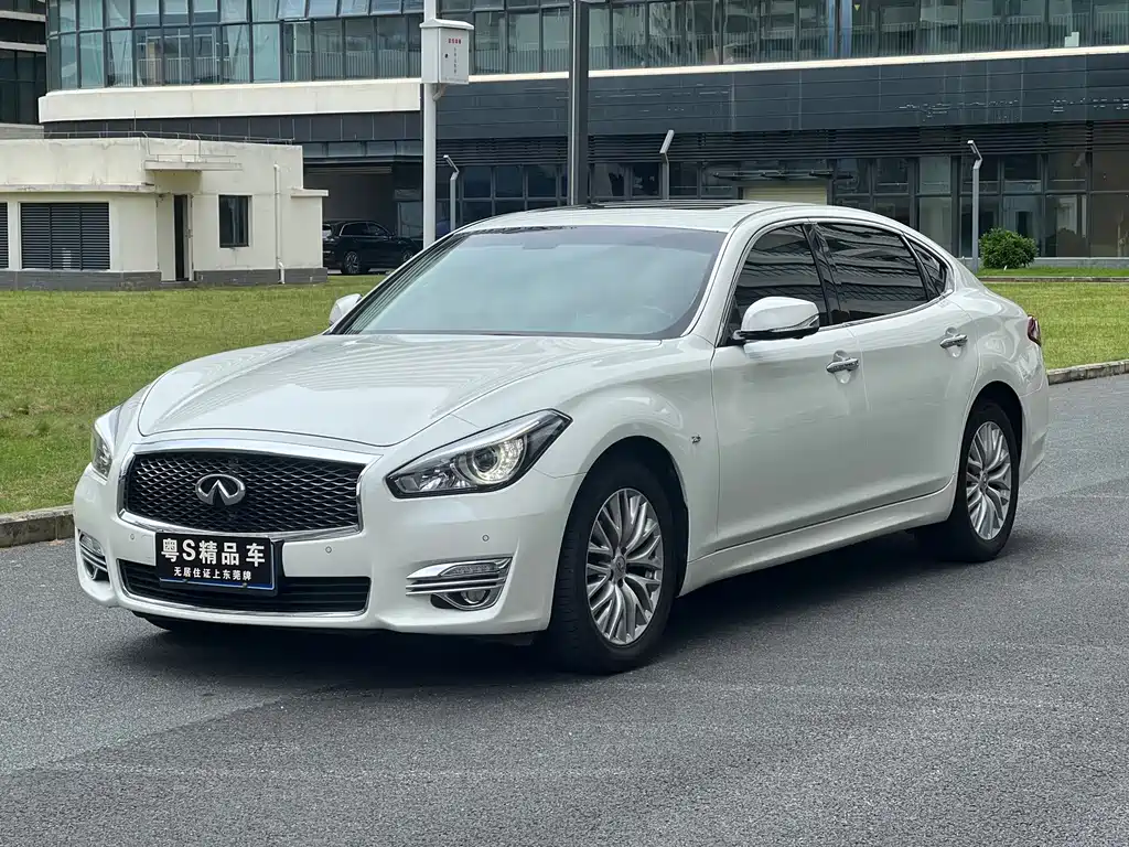 Infiniti Q70 2016 — фото 1