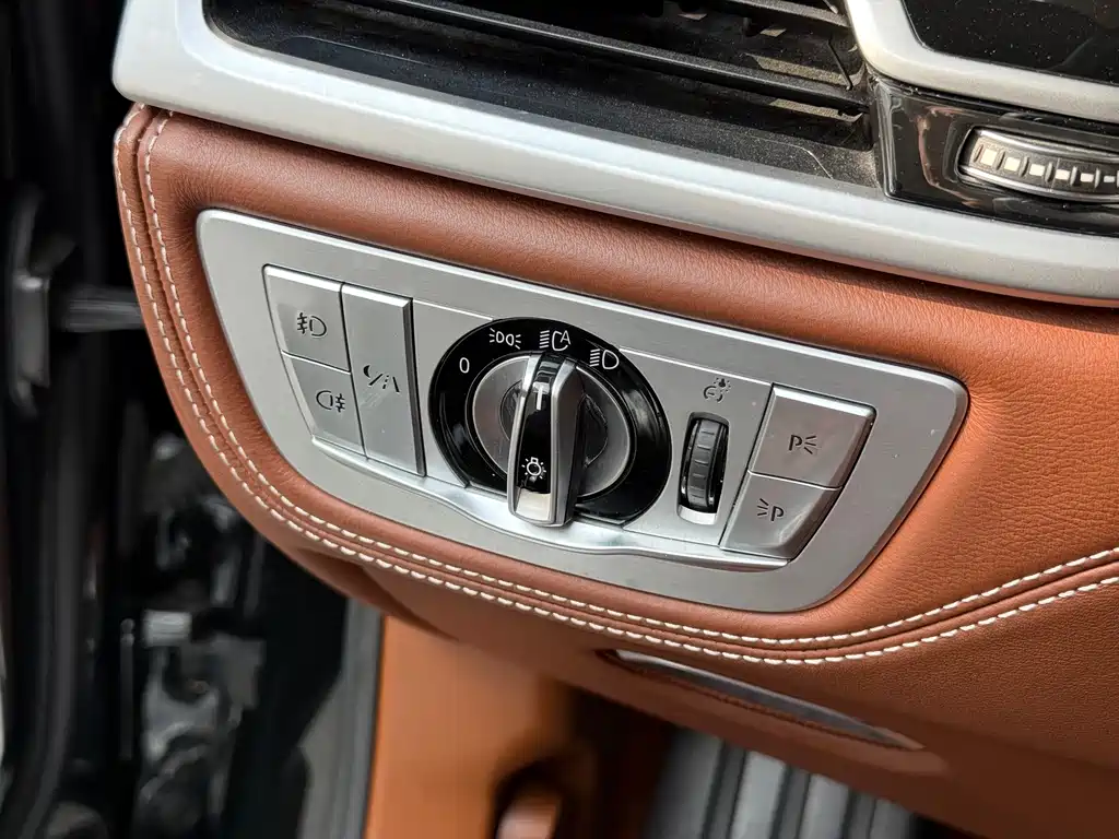 BMW 7 Series 2017 — фото 13