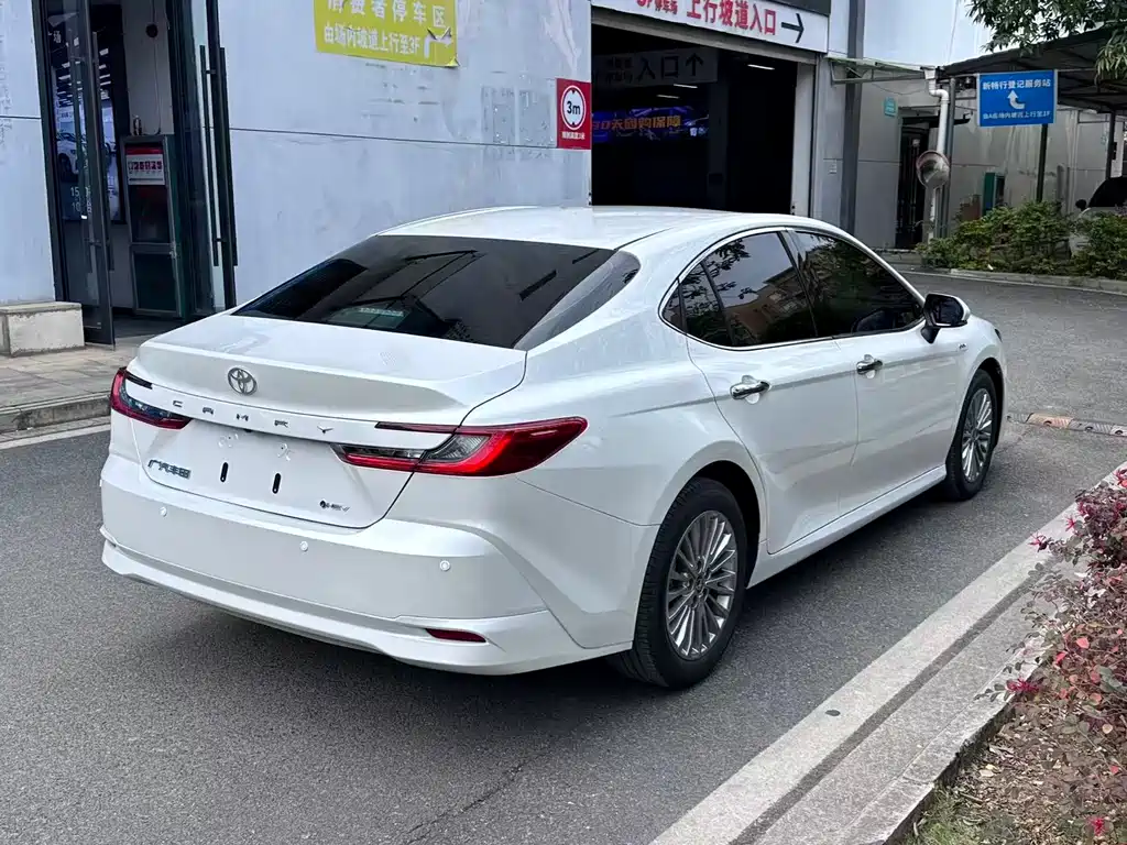 Toyota Camry 2025 — фото 4