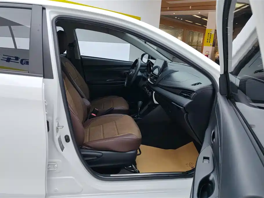 Toyota Yaris L 2020 — фото 8