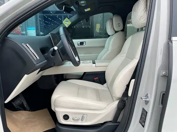 Li Auto L6 2025