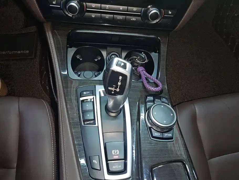 BMW 5 Series 2017 — фото 16