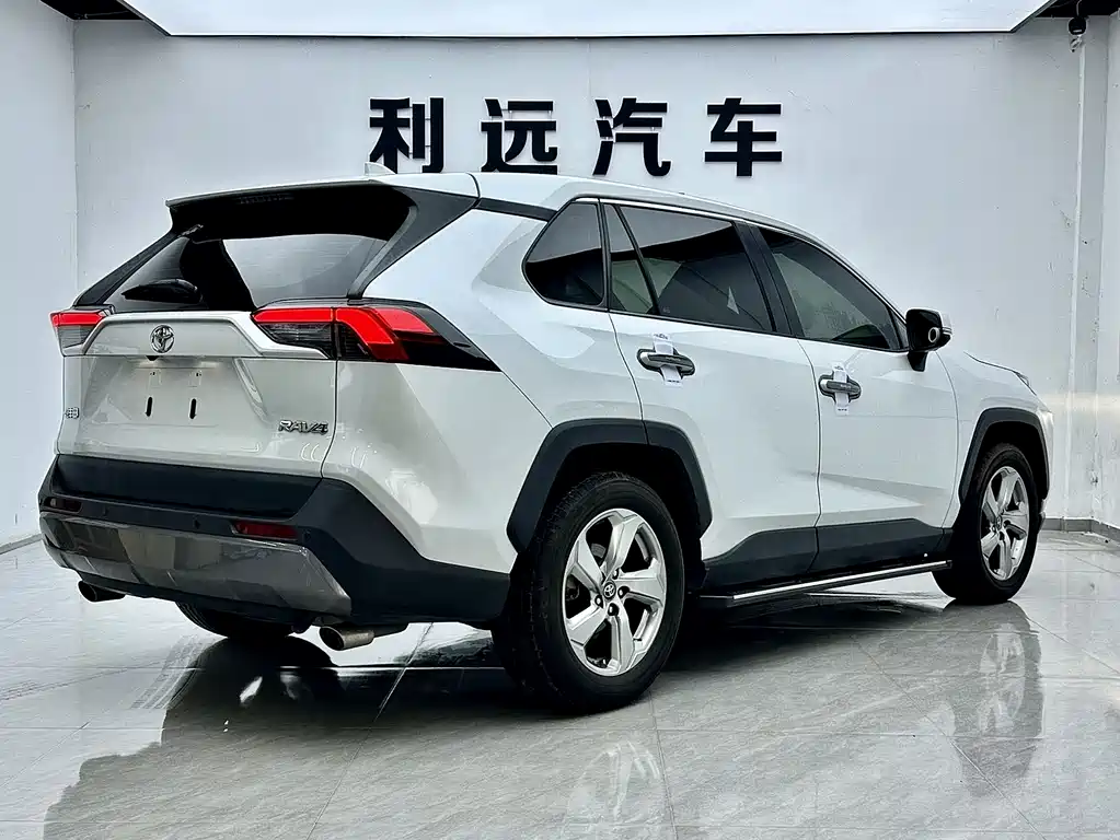 Toyota RAV4 2021 — фото 17
