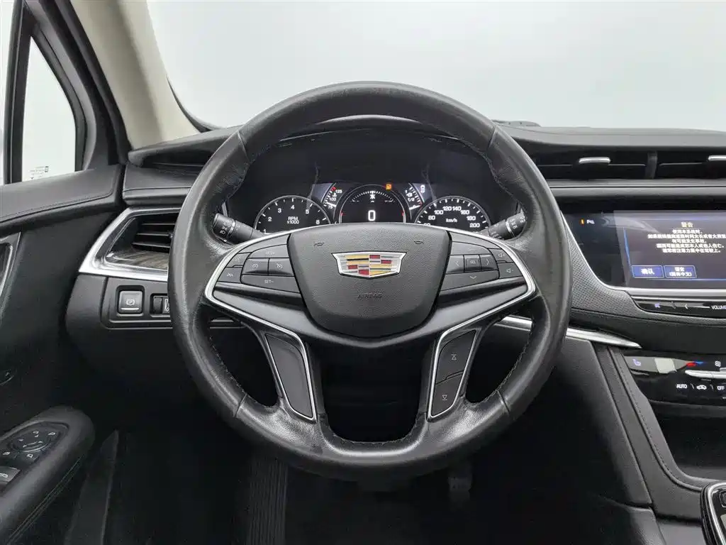 Cadillac XT5 2017 — фото 11