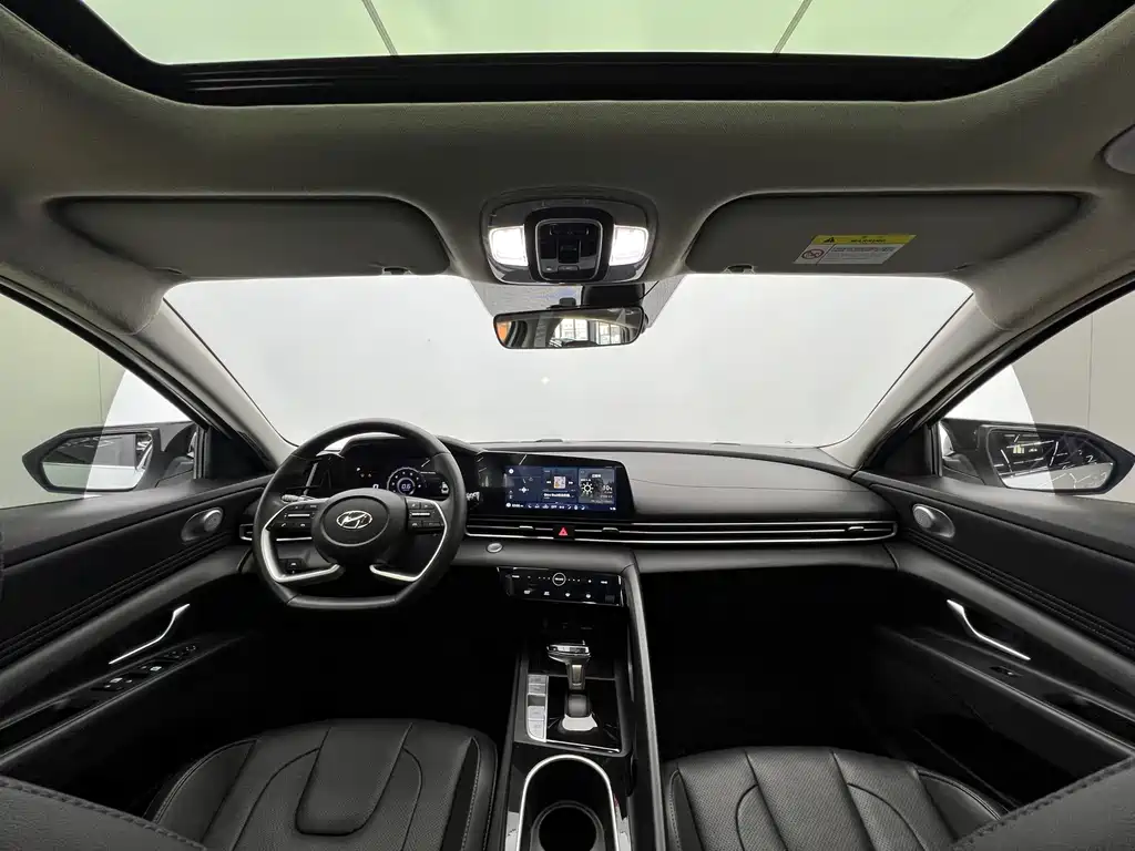 Hyundai Elantra 2023 — фото 11