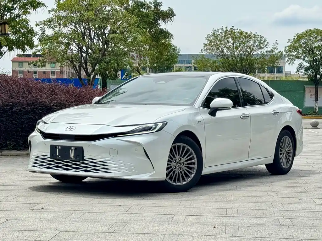 Toyota Camry 2024 — фото 1