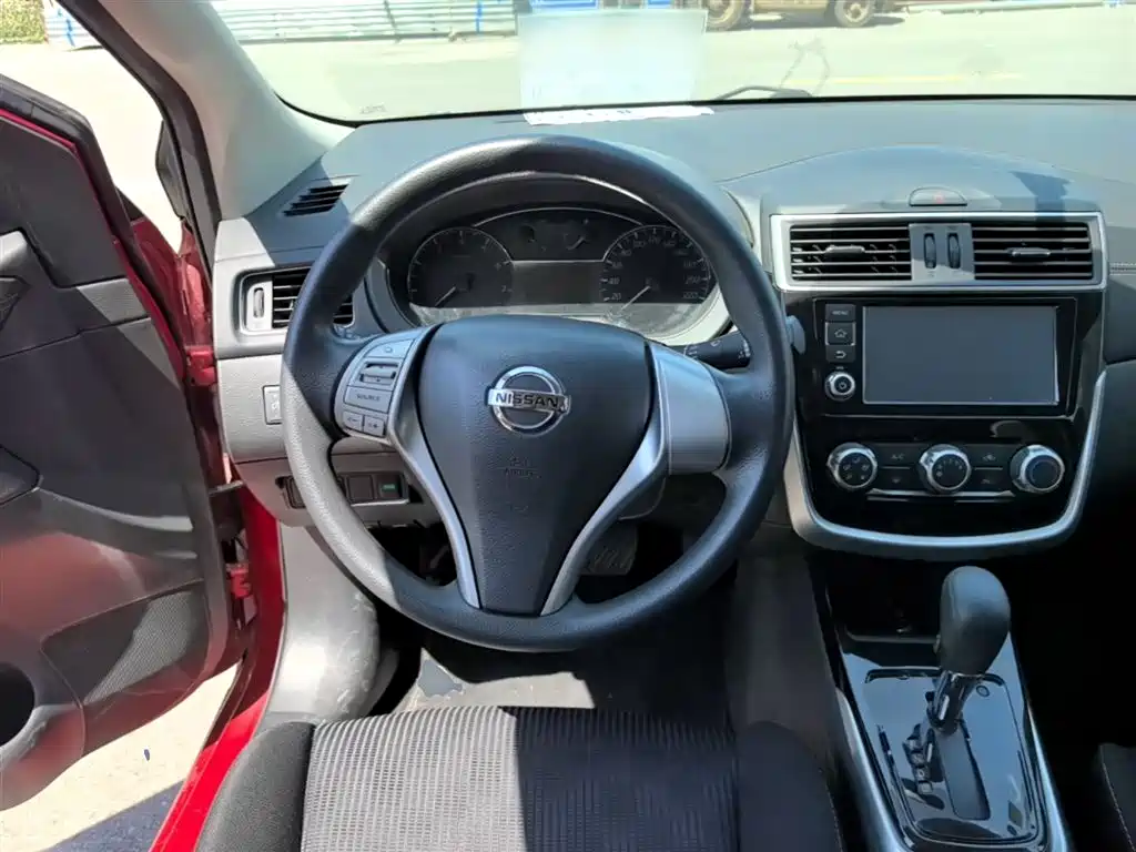 Nissan Tiida 2017 — фото 11
