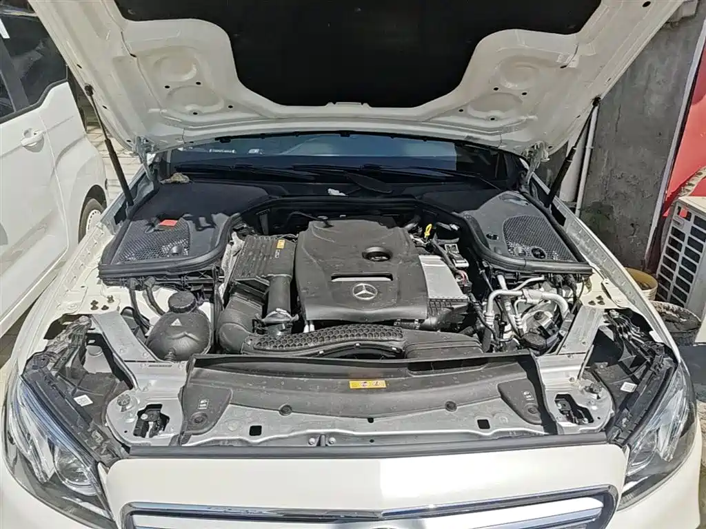Mercedes-Benz E-Class 2017 — фото 20