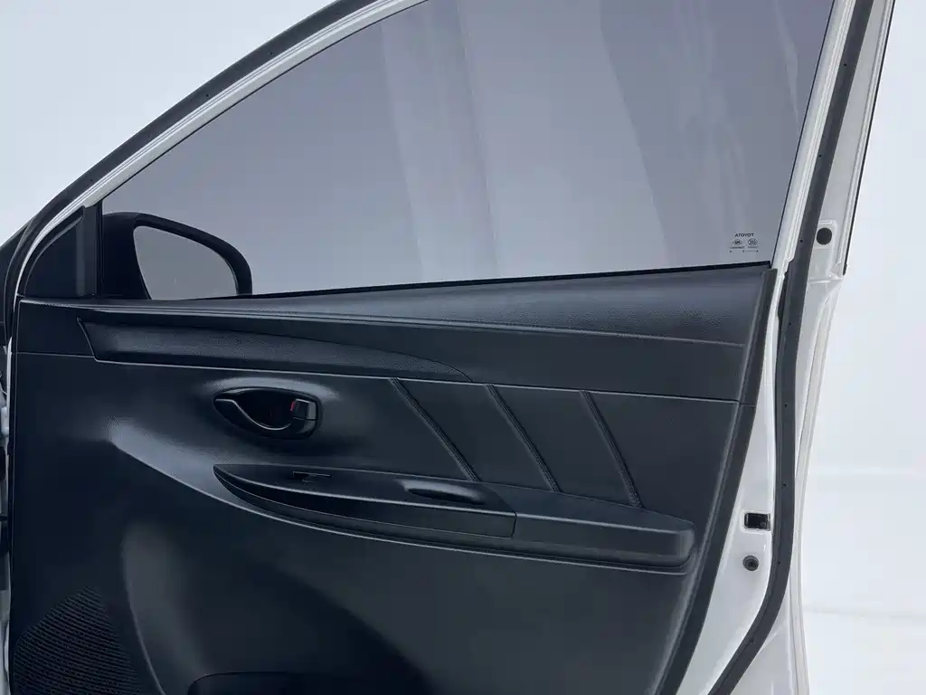 Toyota Yaris L 2023 — фото 13