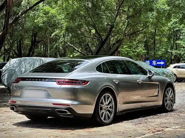 Porsche Panamera 2021