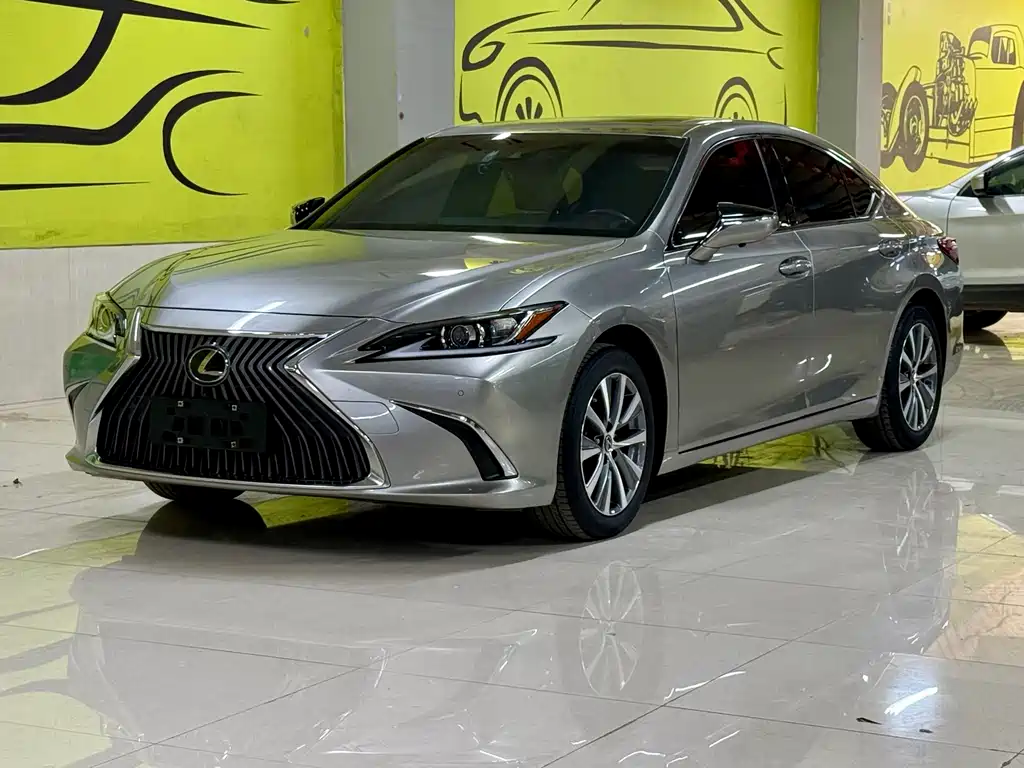 Lexus ES 2021 — фото 1