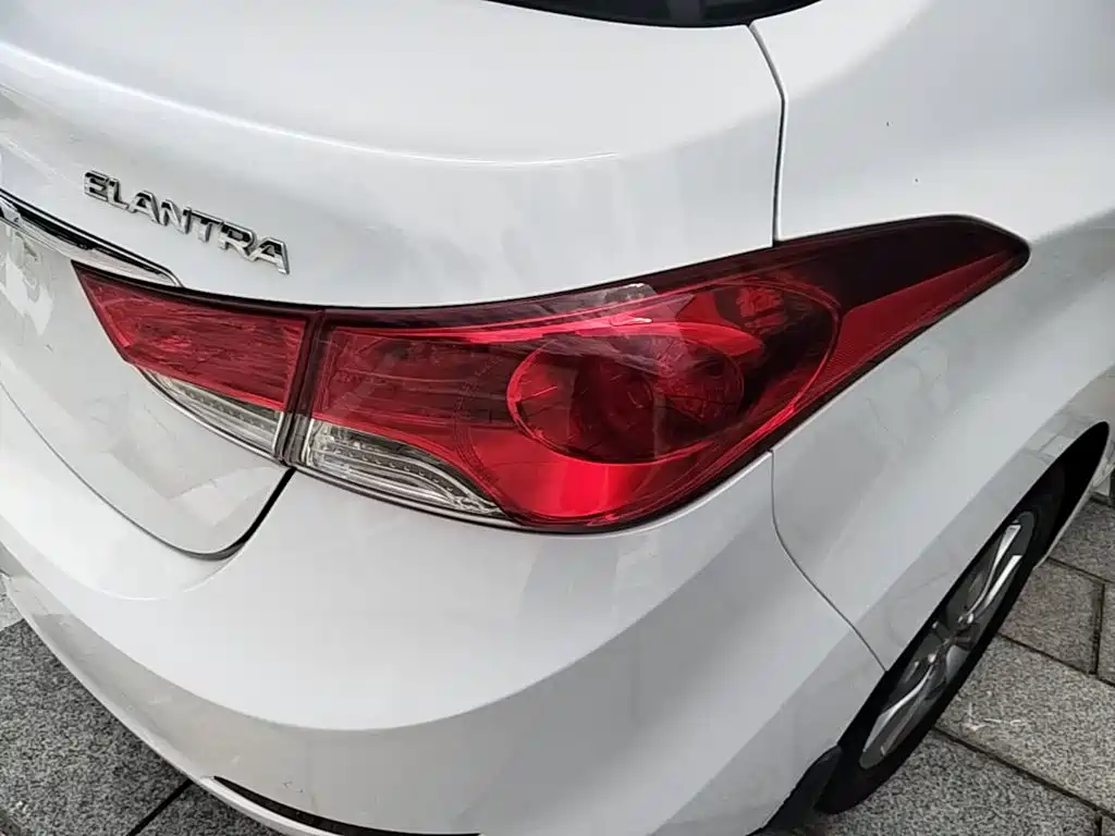 Hyundai Elantra 2016 — фото 8