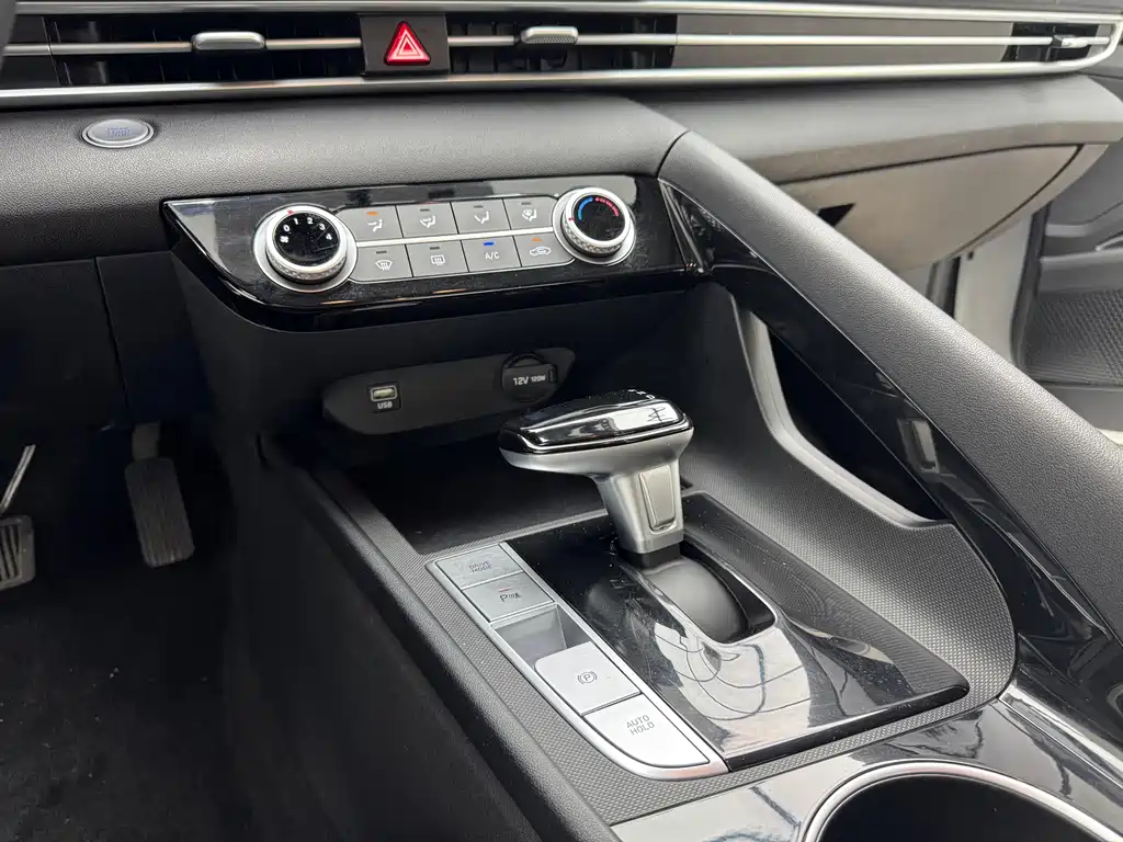 Hyundai Elantra 2022 — фото 12