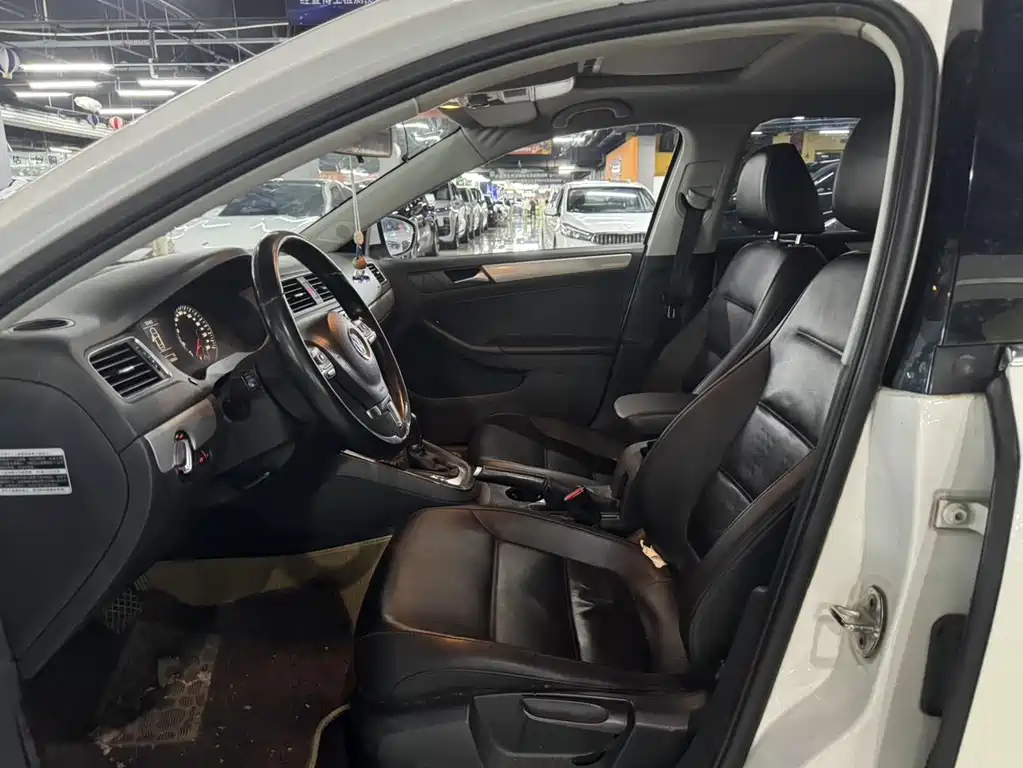 Volkswagen Sagitar 2014