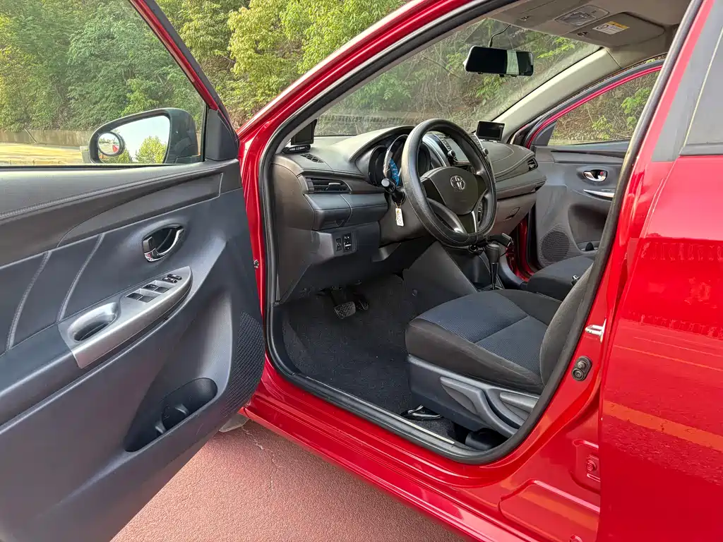 Toyota Yaris L 2015 — фото 14