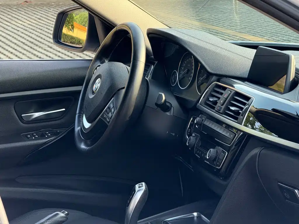 BMW 3 Series 2018 — фото 18
