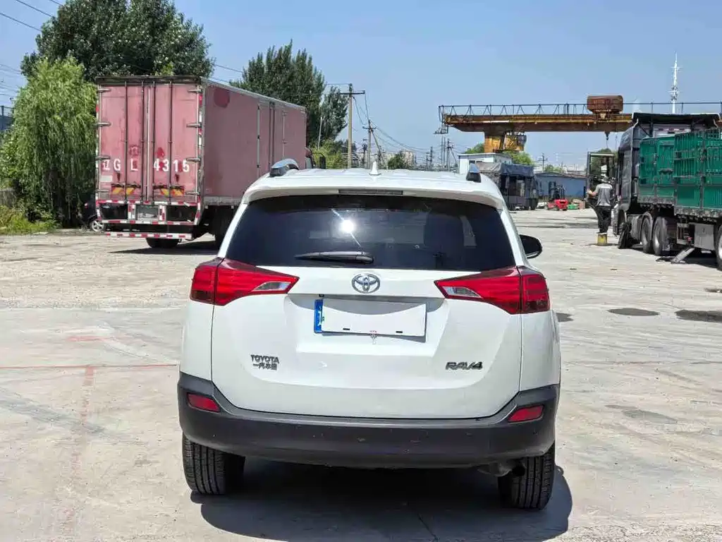 Toyota RAV4 2015 — фото 8