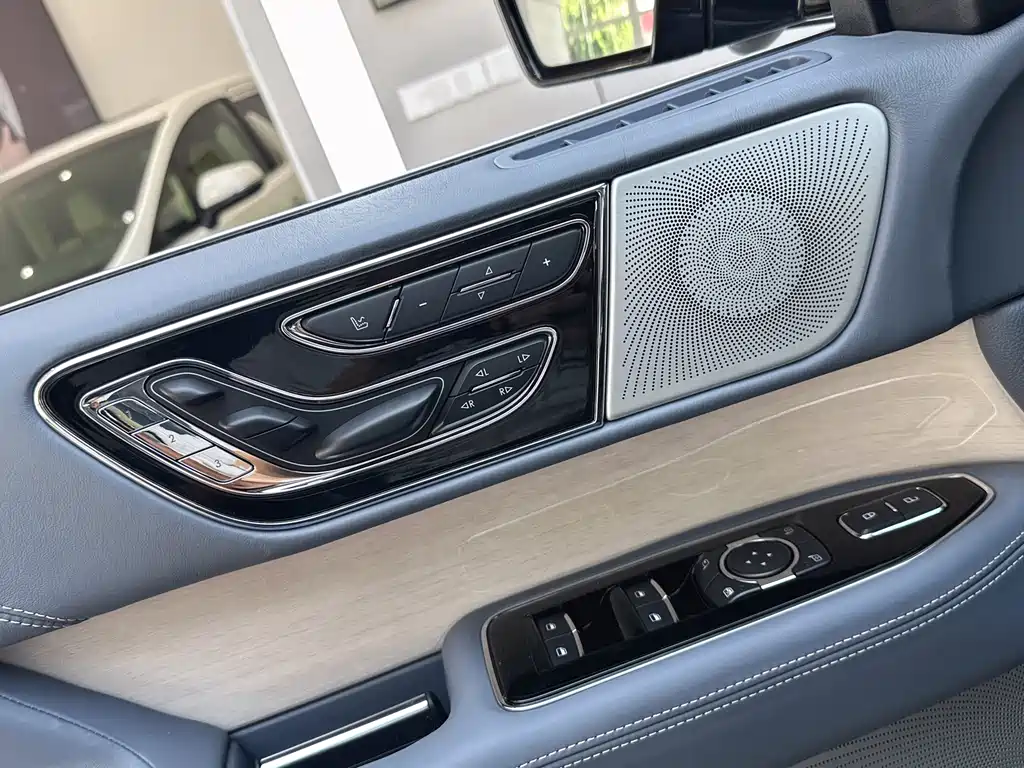 Lincoln Navigator 2022 — фото 13