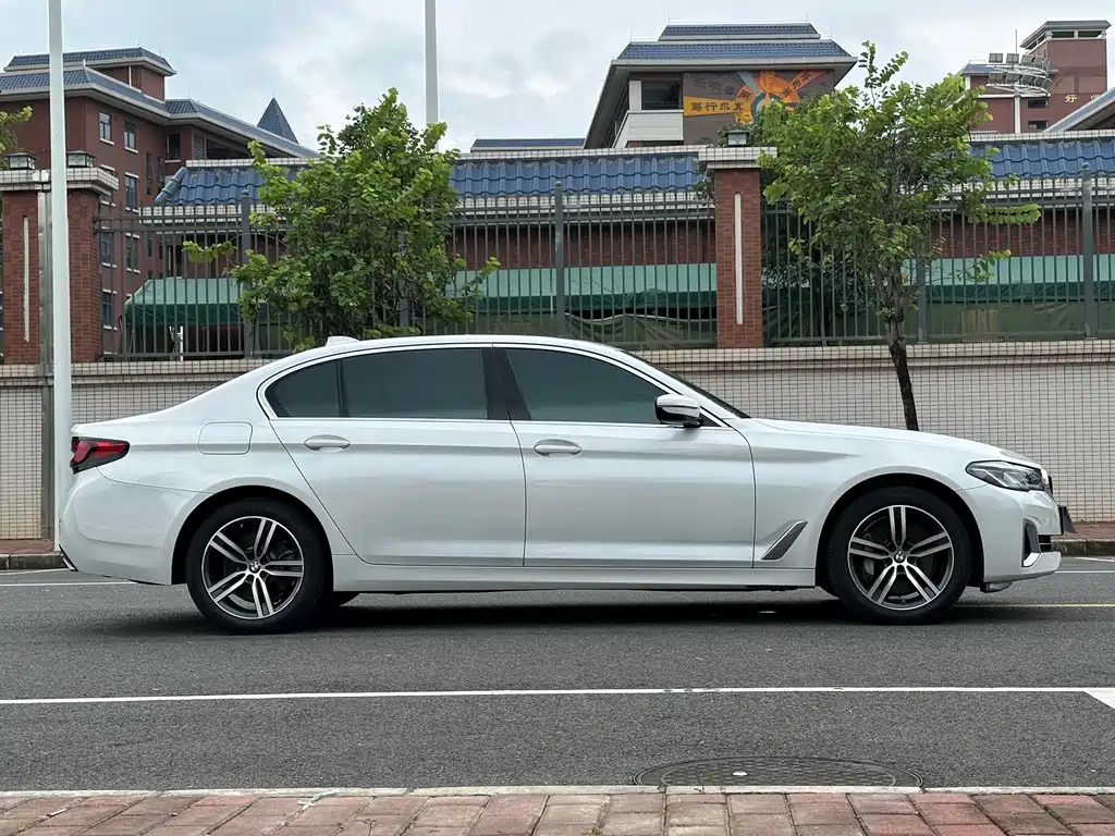 BMW 5 Series 2023 — фото 16