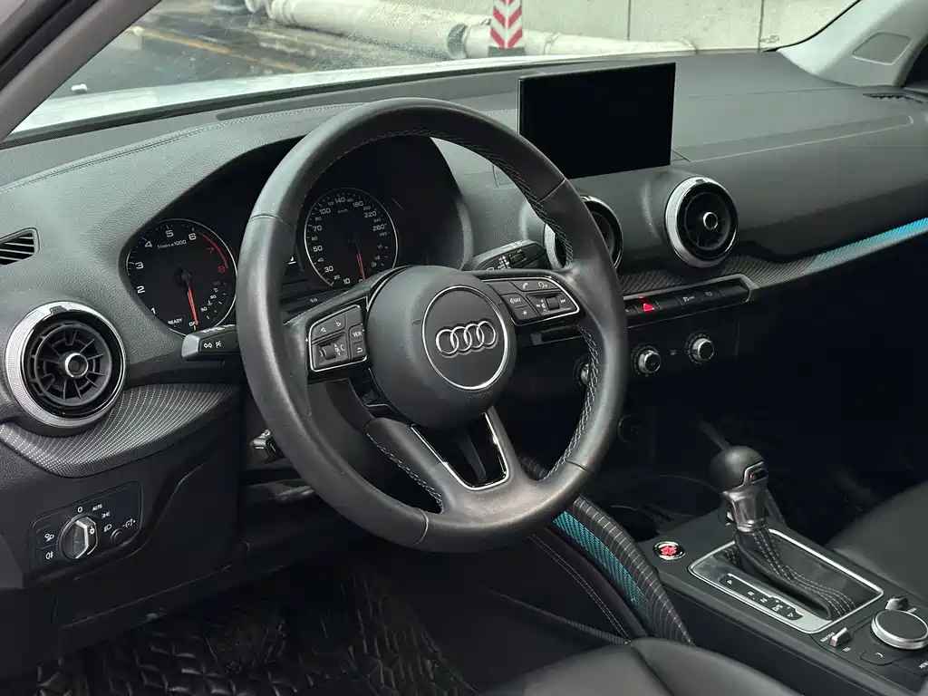 Audi Q2L 2023