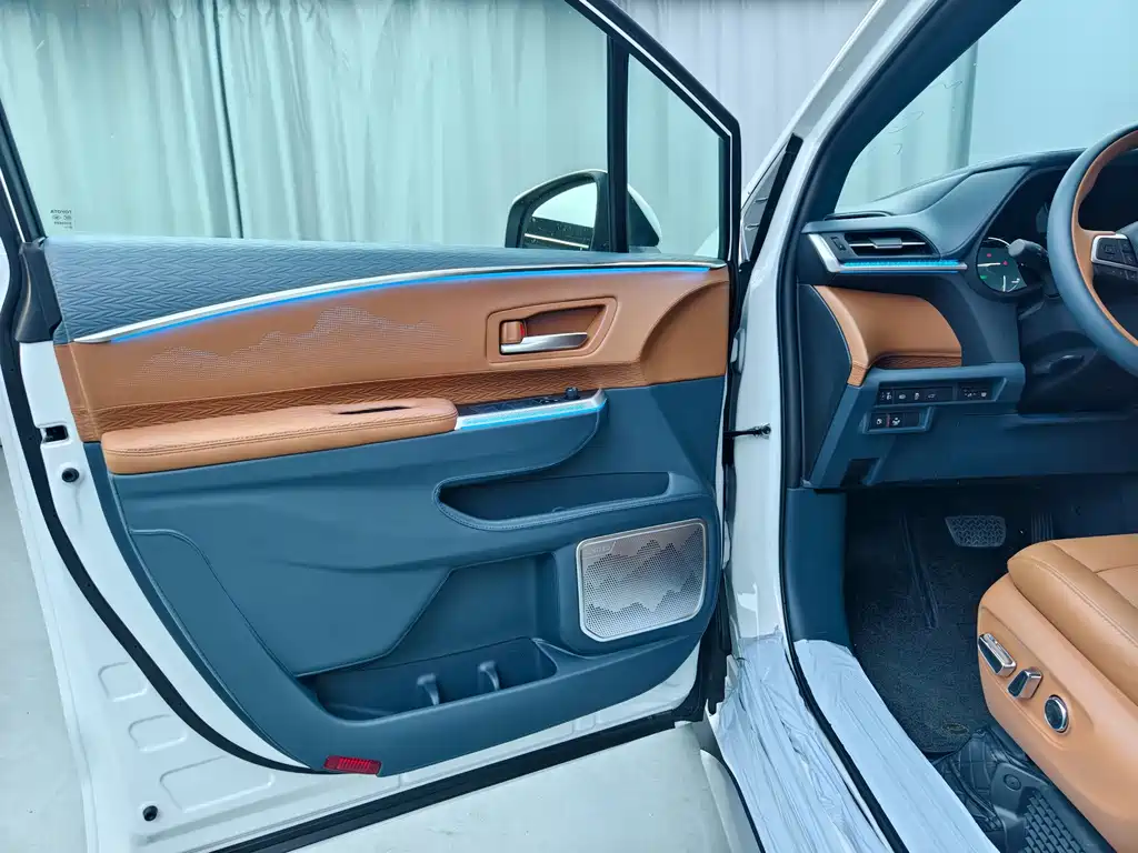 Toyota Granvia — фото 8