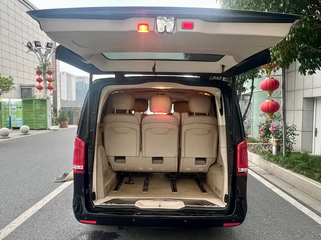 Mercedes-Benz V-Class 2018 — фото 16
