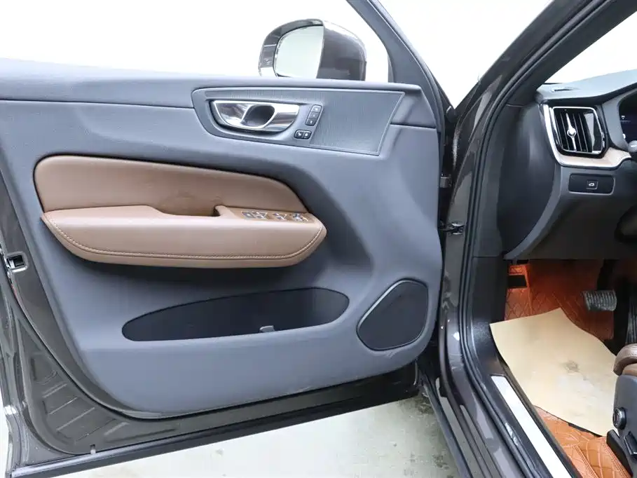 Volvo XC60 2024 — фото 11