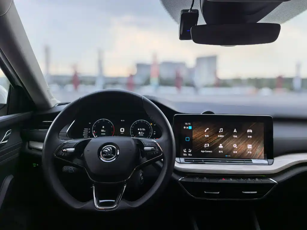 Skoda Octavia 2022 — фото 9