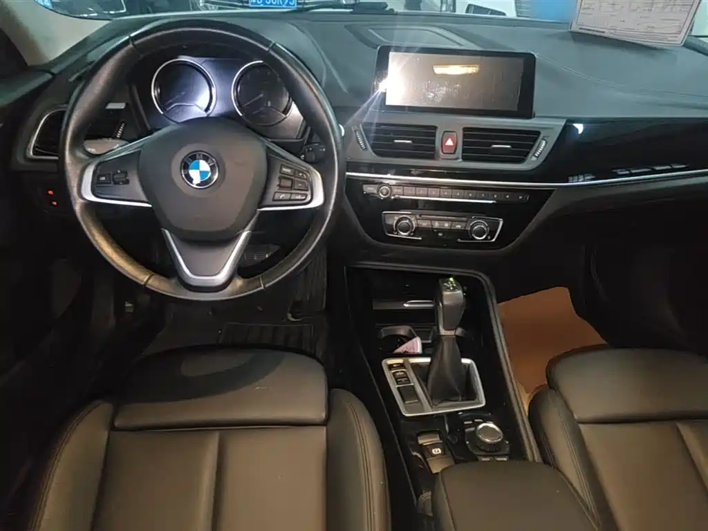 BMW 1 Series 2018 — фото 10