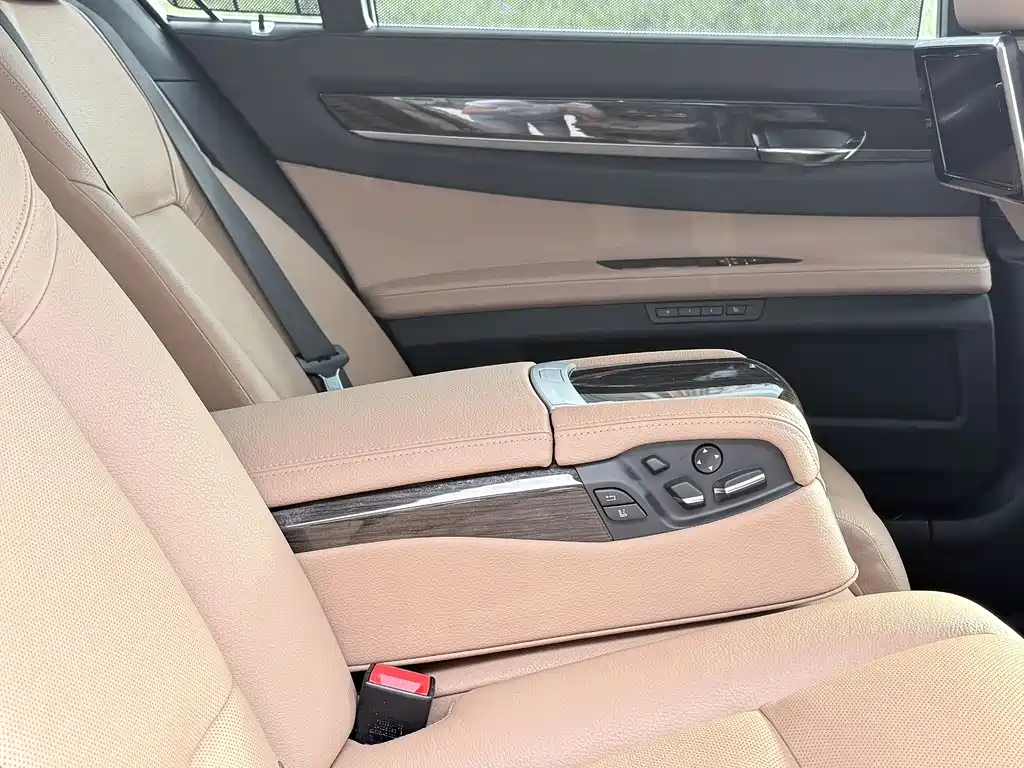 BMW 7 Series 2014 — фото 17