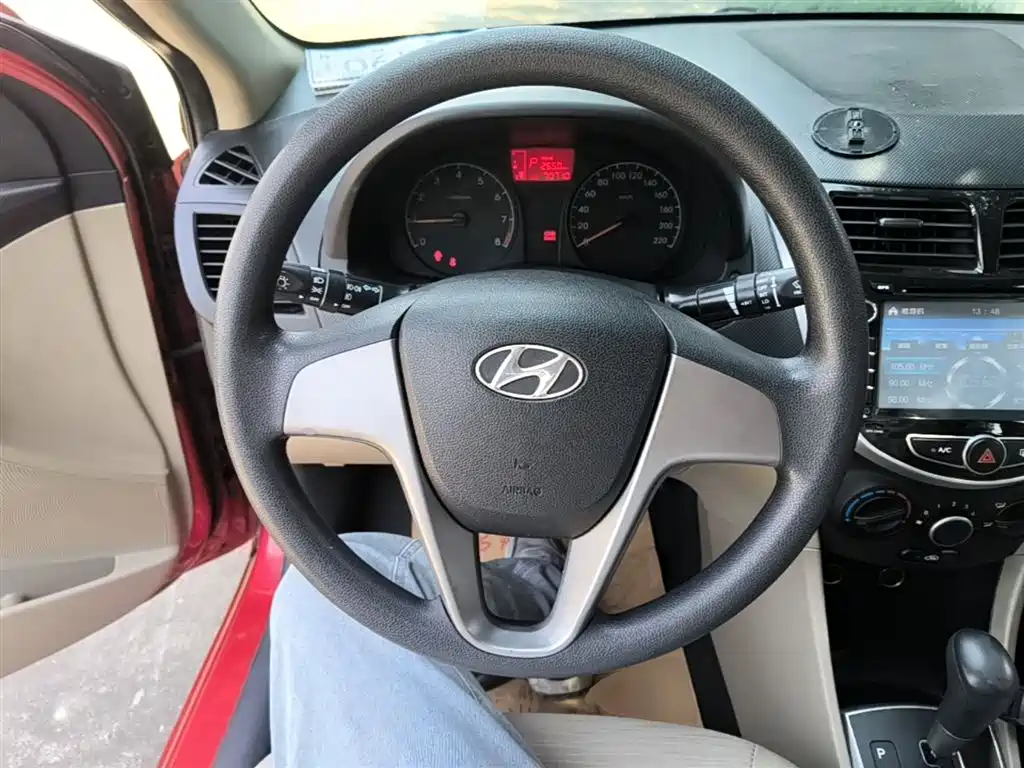 Hyundai Verna 2015 — фото 11