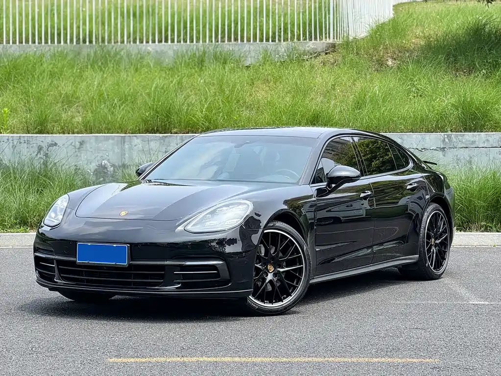 Porsche Panamera 2019 — фото 1