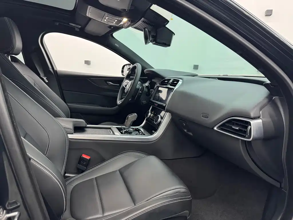 Jaguar XEL 2023 — фото 10