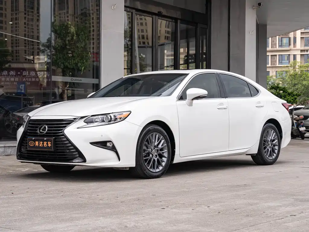 Lexus ES 2018 — фото 1