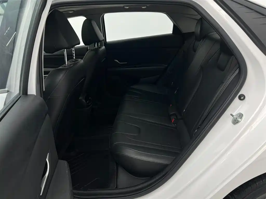 Hyundai Elantra 2022 — фото 20