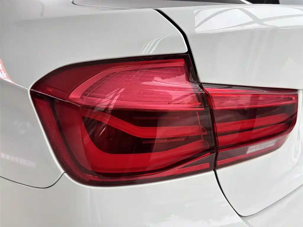 BMW 3 Series 2018 — фото 8