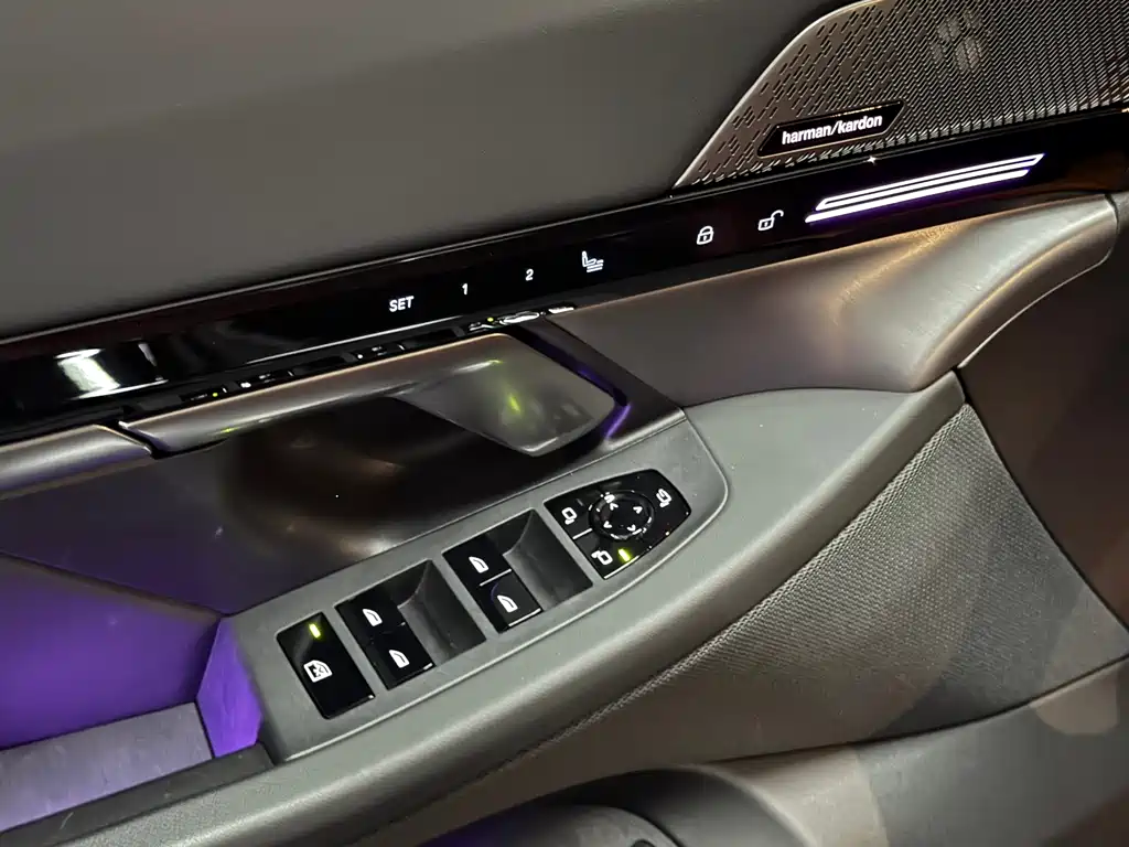 BMW 5 Series 2025 — фото 10