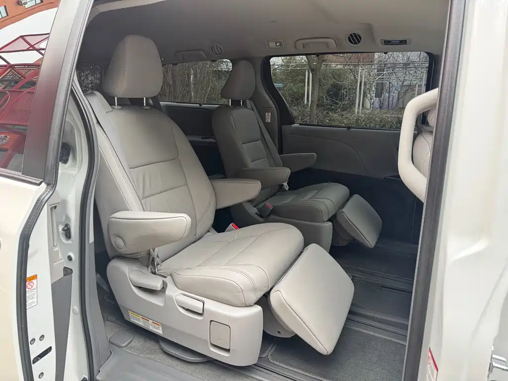 Toyota Sienna 2019 — фото 12