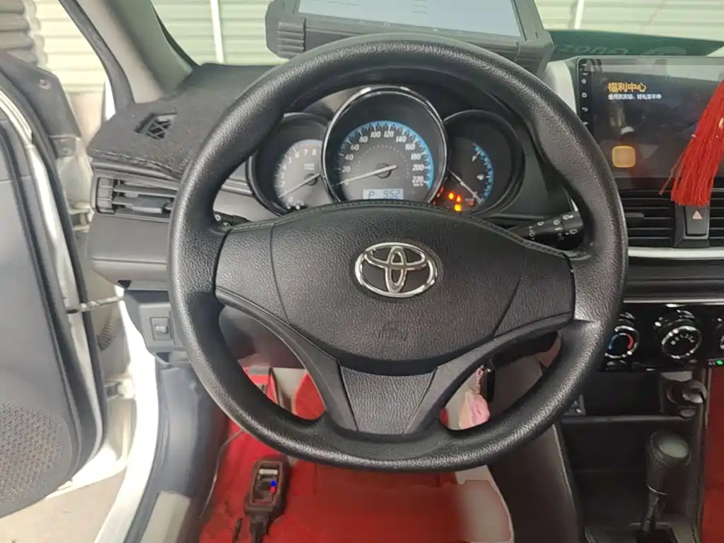 Toyota Yaris L 2017 — фото 11