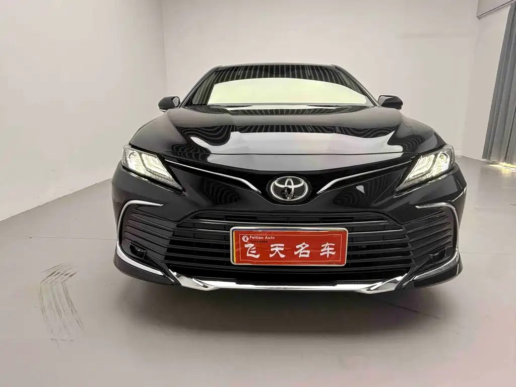 Toyota Camry 2023 — фото 1