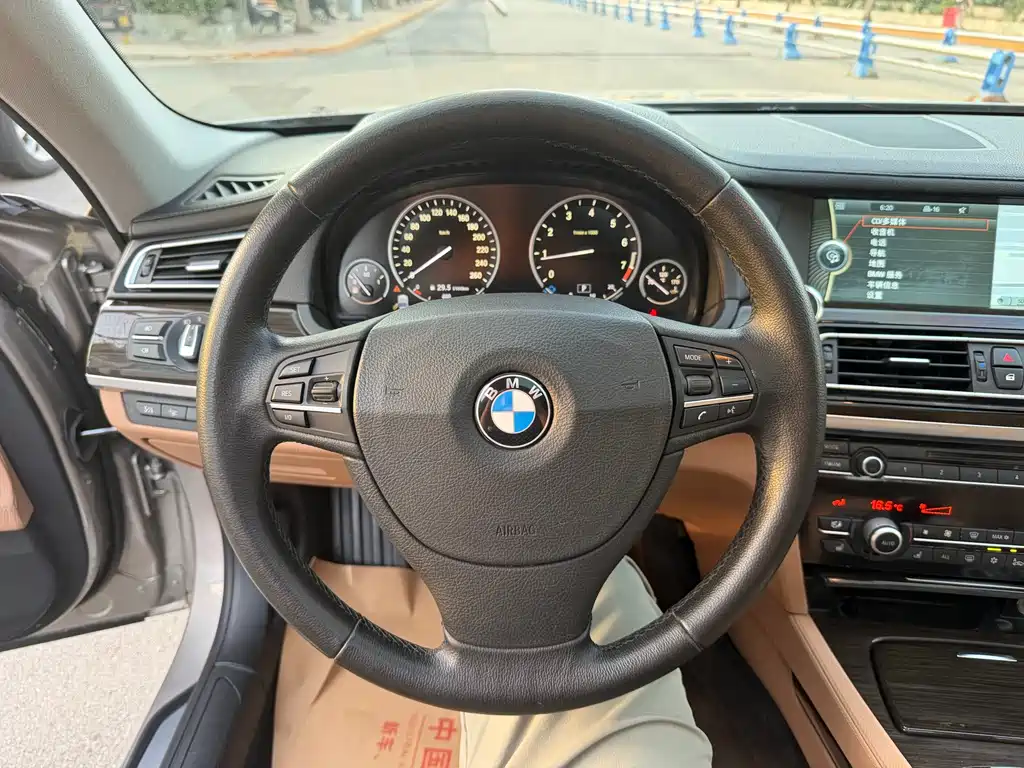 BMW 7 Series 2012 — фото 14
