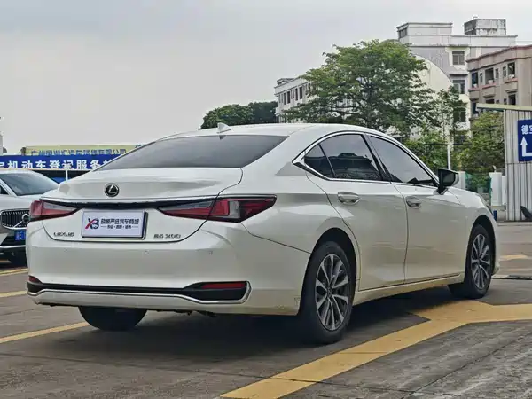 Lexus ES 2023