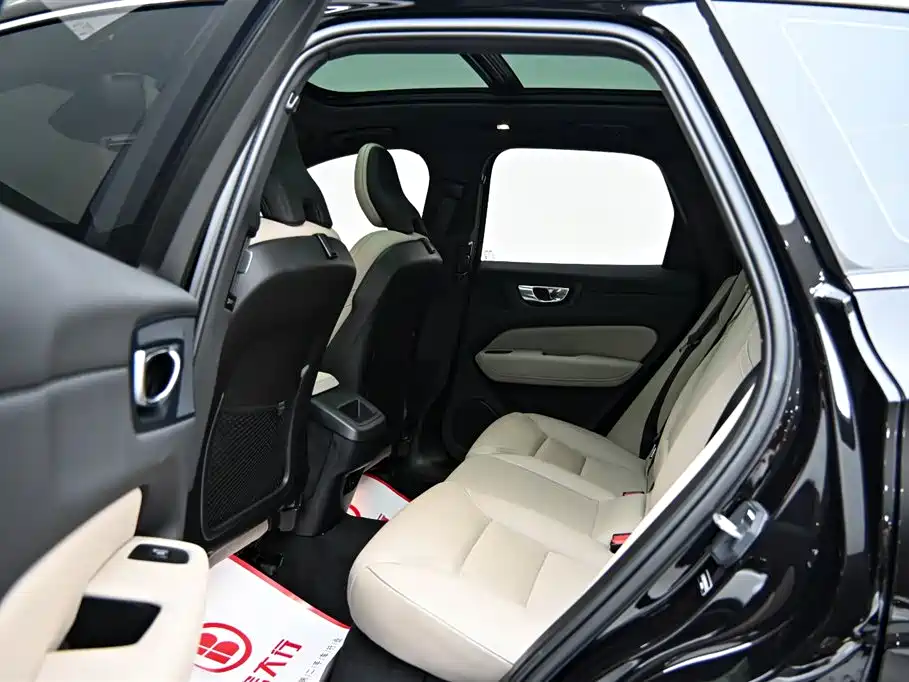 Volvo XC60 2025 — фото 11