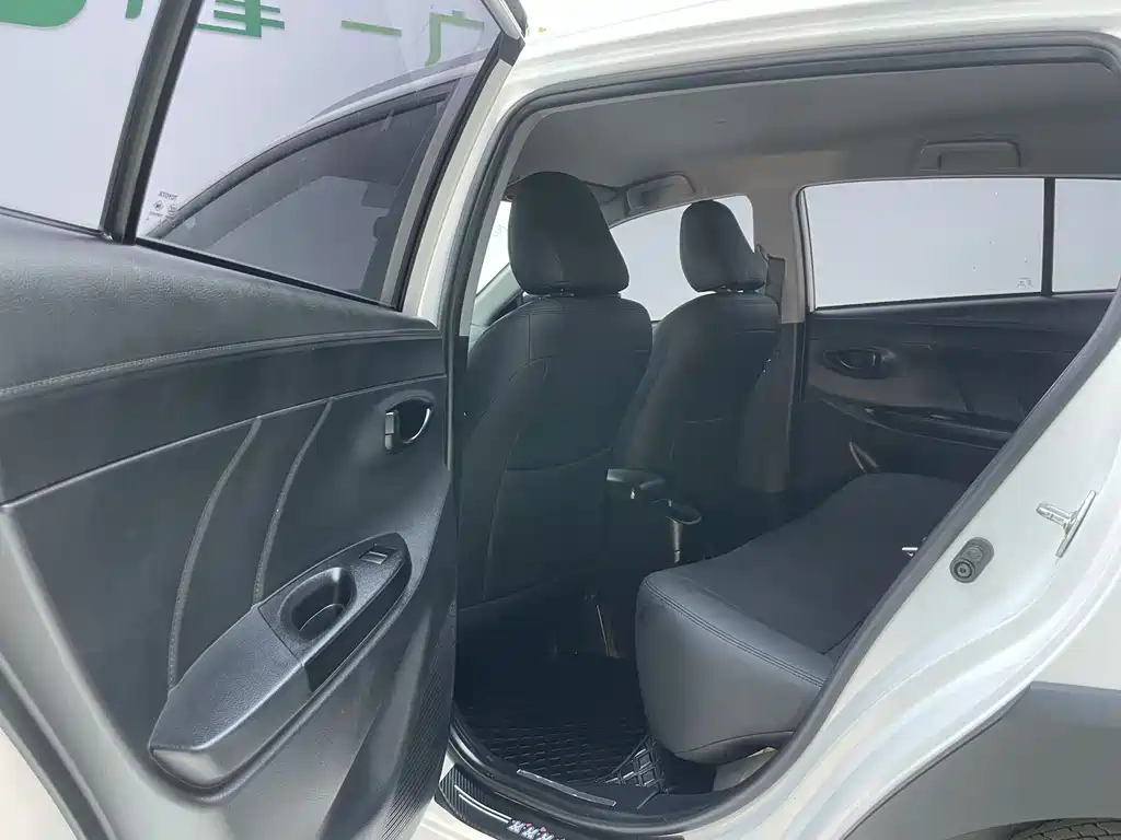 Toyota Yaris L 2023 — фото 14