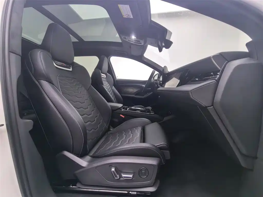 Audi Q6L e-tron 2025 — фото 10
