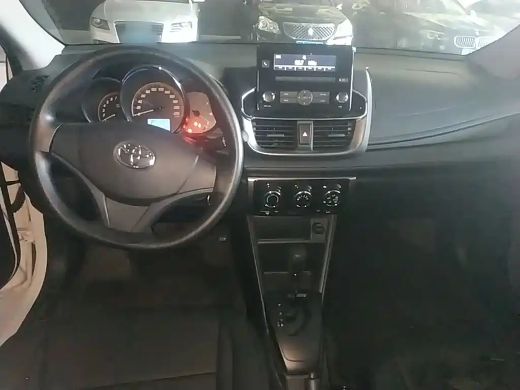 Toyota Yaris L 2020 — фото 10