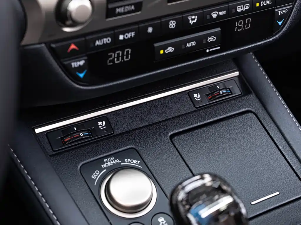 Lexus ES 2018 — фото 19